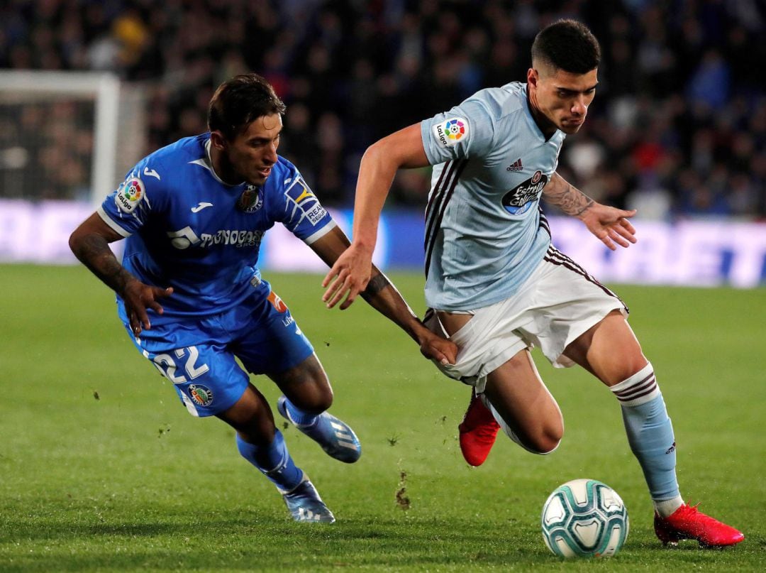 Olaza disputa un balón con Damián en el Getafe-Celta