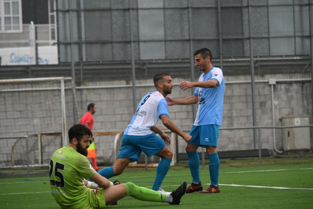 Rodri Alonso, tras marcar su gol, es felicitado por Saro en el Baltasar Pujales