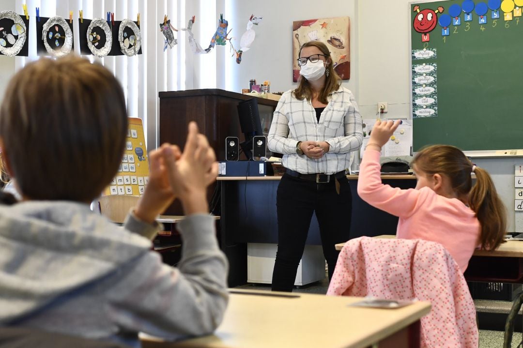 Una profesora enseña con mascarilla en Bélgica