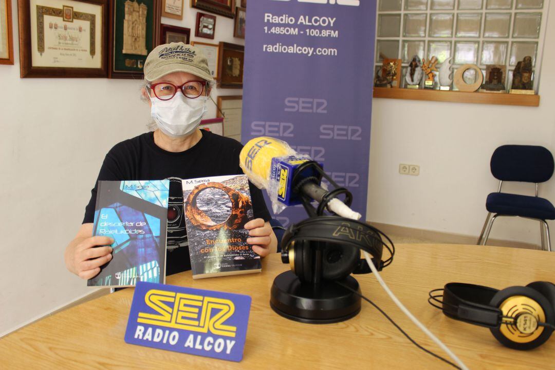 María Serra muestra los dos ejemplares de los cuatro que formarán la tetralogía que tiene previsto publicar sobre La saga de Raleluköides