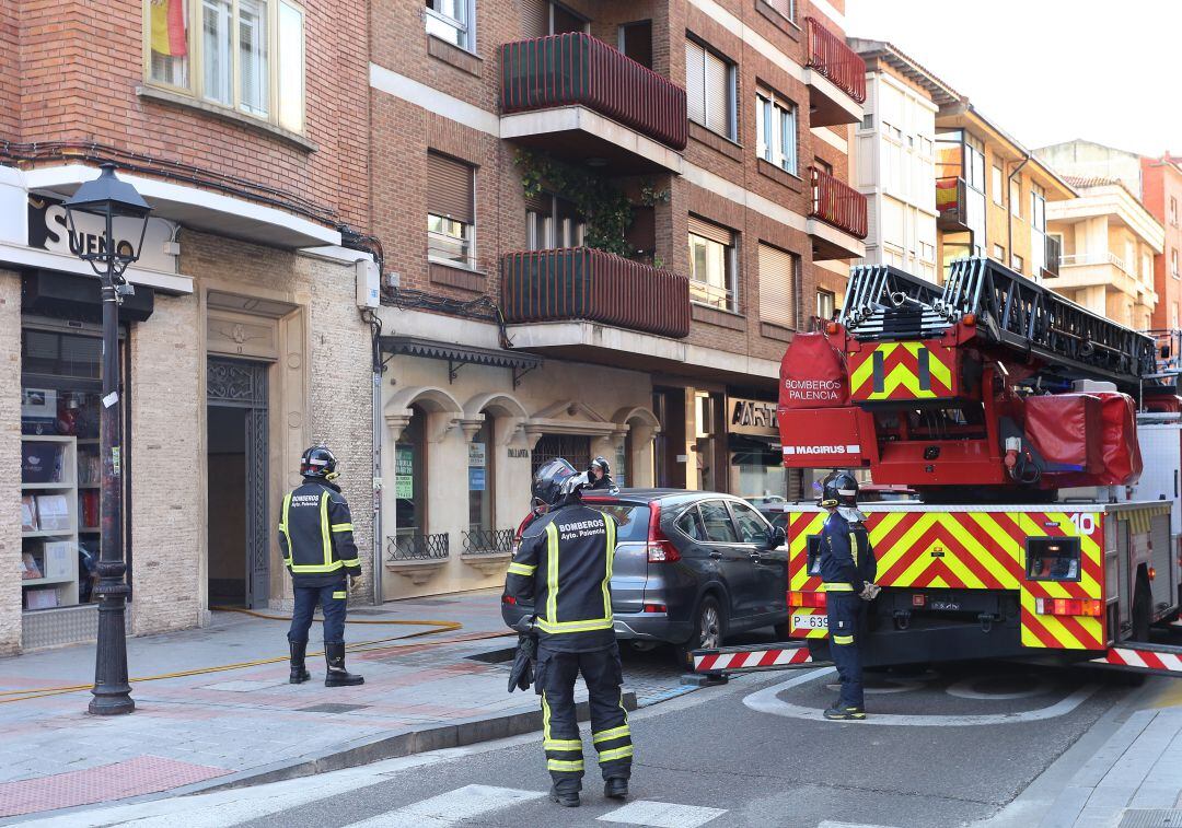 Bomberos de Palencia intervienen en una explosión de gas butano que sólo se ha producido daños materiales en una vivienda de la calle Colón de la capital