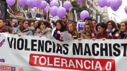 Concentración de los sindicatos contra la violencia machista en Oviedo