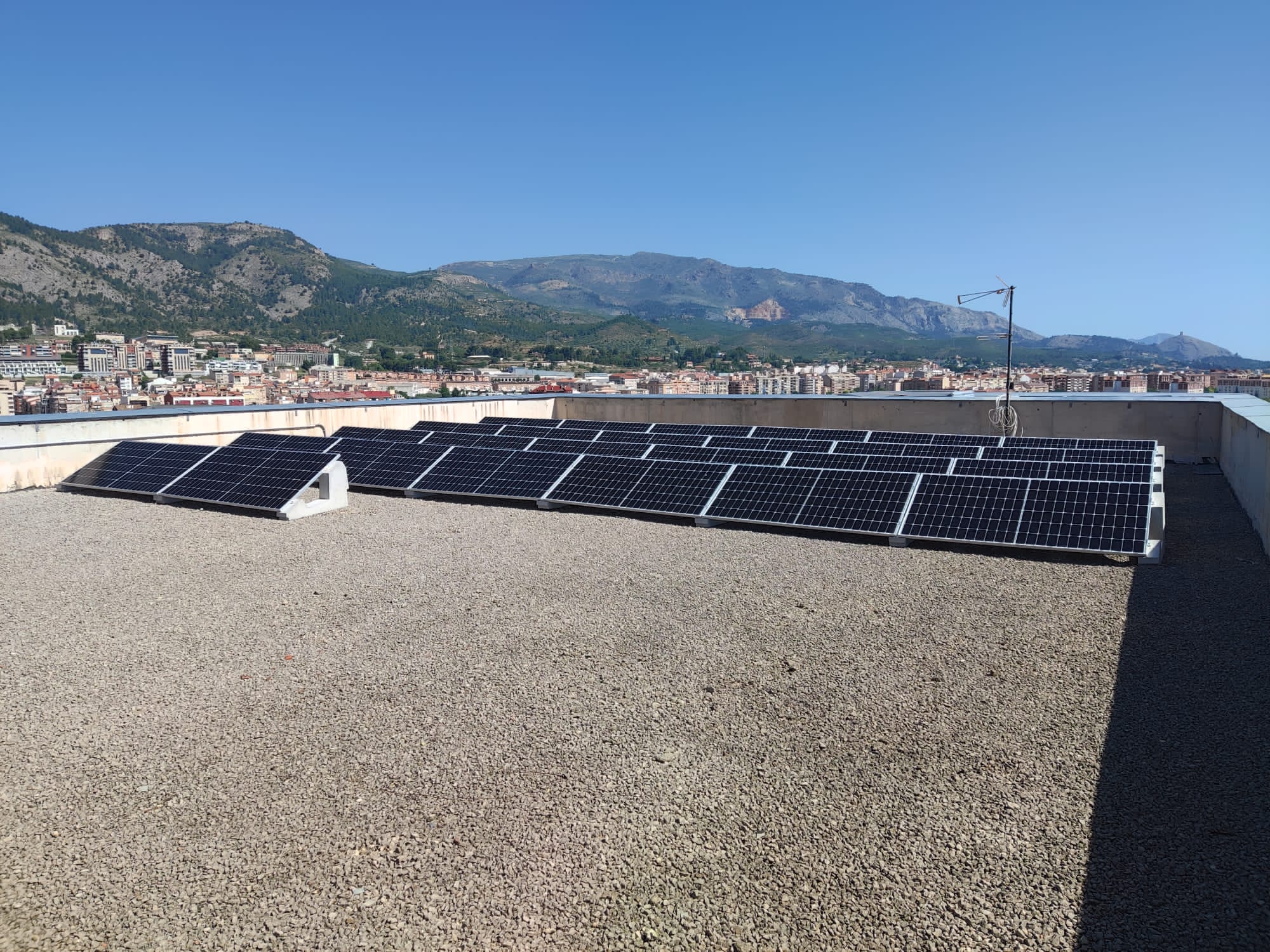 Alcoy cuenta con una nueva instalación fotovoltaica en la cubierta del Teatre Calderón.