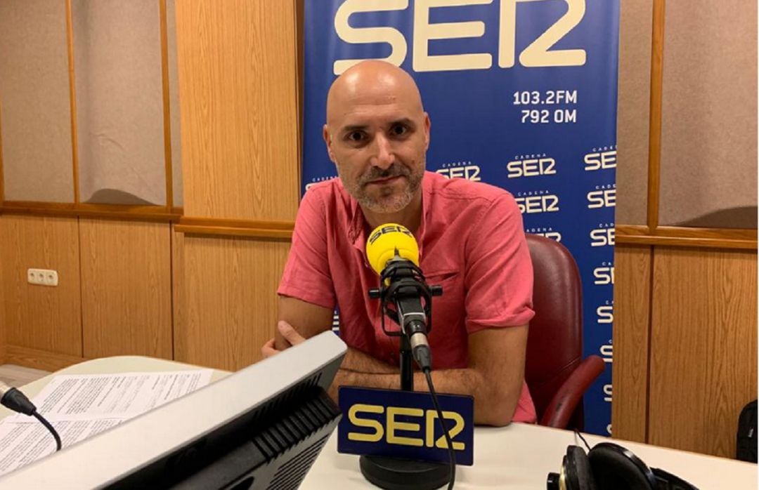 El doctor Fernando Fabiani en el estudio central de Radio Sevilla