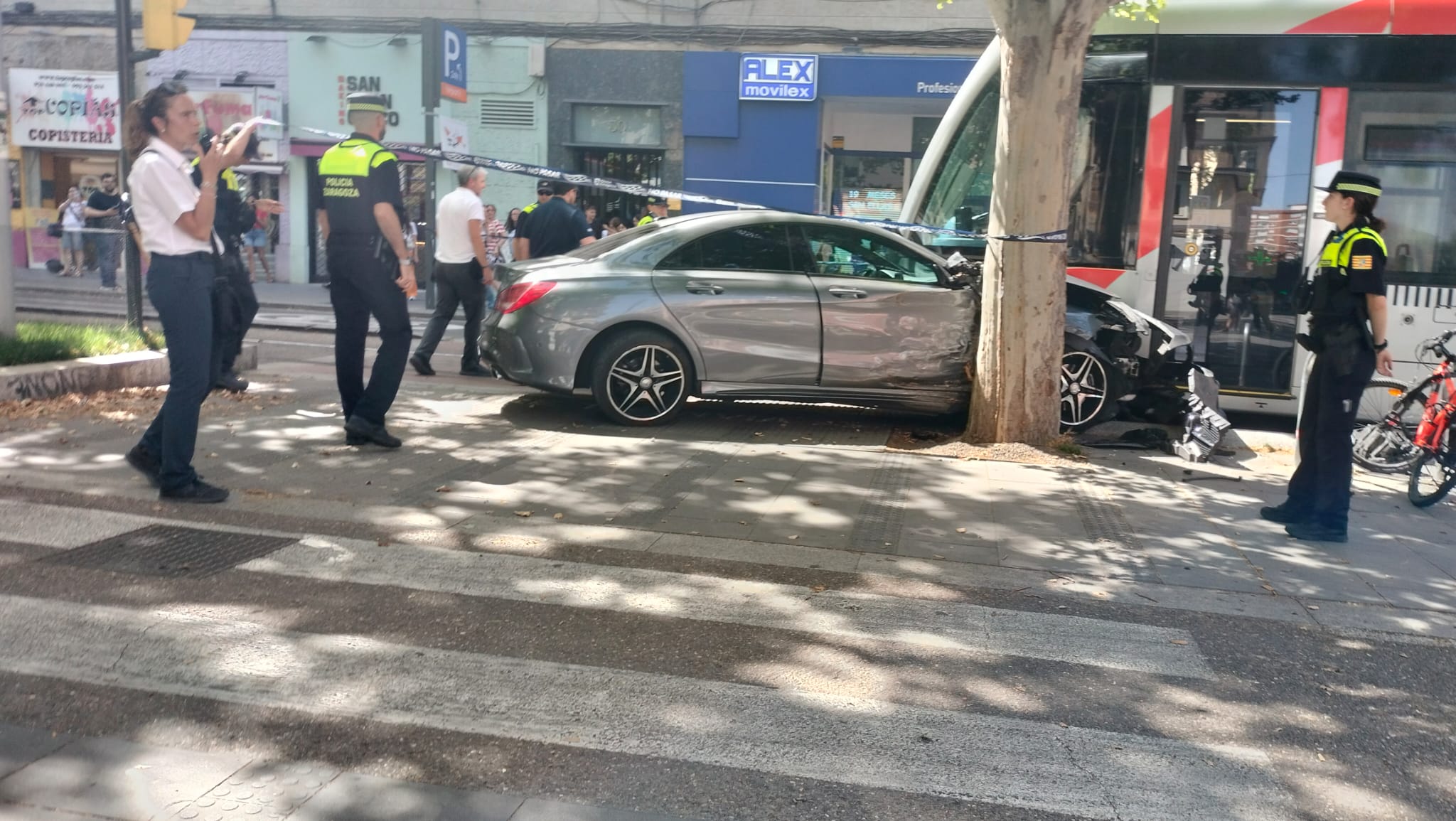 Colisión entre el tranvía de Zaragoza y un turismo