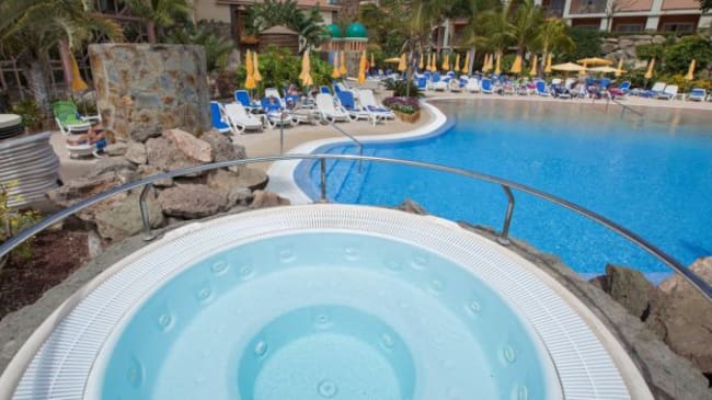 Zona de piscina y jacuzzi exterior