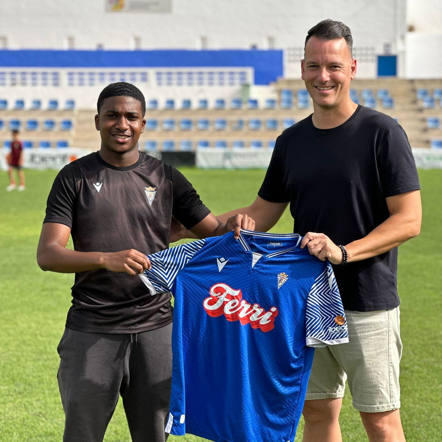 Genero, junto a uno de los coordinadores