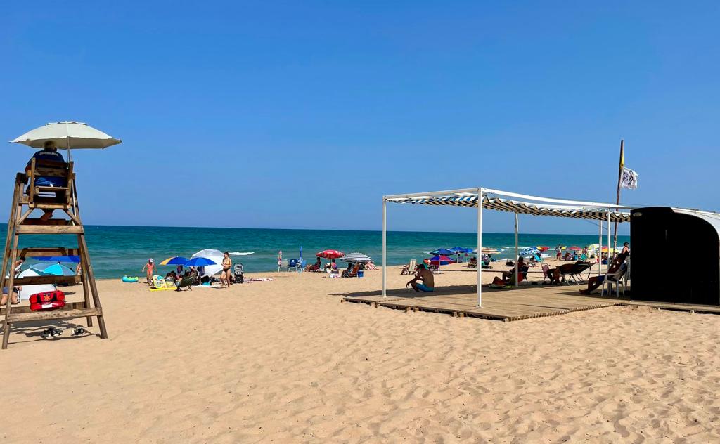 Puesto de baño adaptado en la Playa de Tavernes.