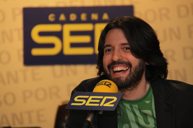 A propósito de la Feria del Libro nos ha visitado el reciente Premio Alfagura de Novela 2009 por su obra 'El viajero del siglo'