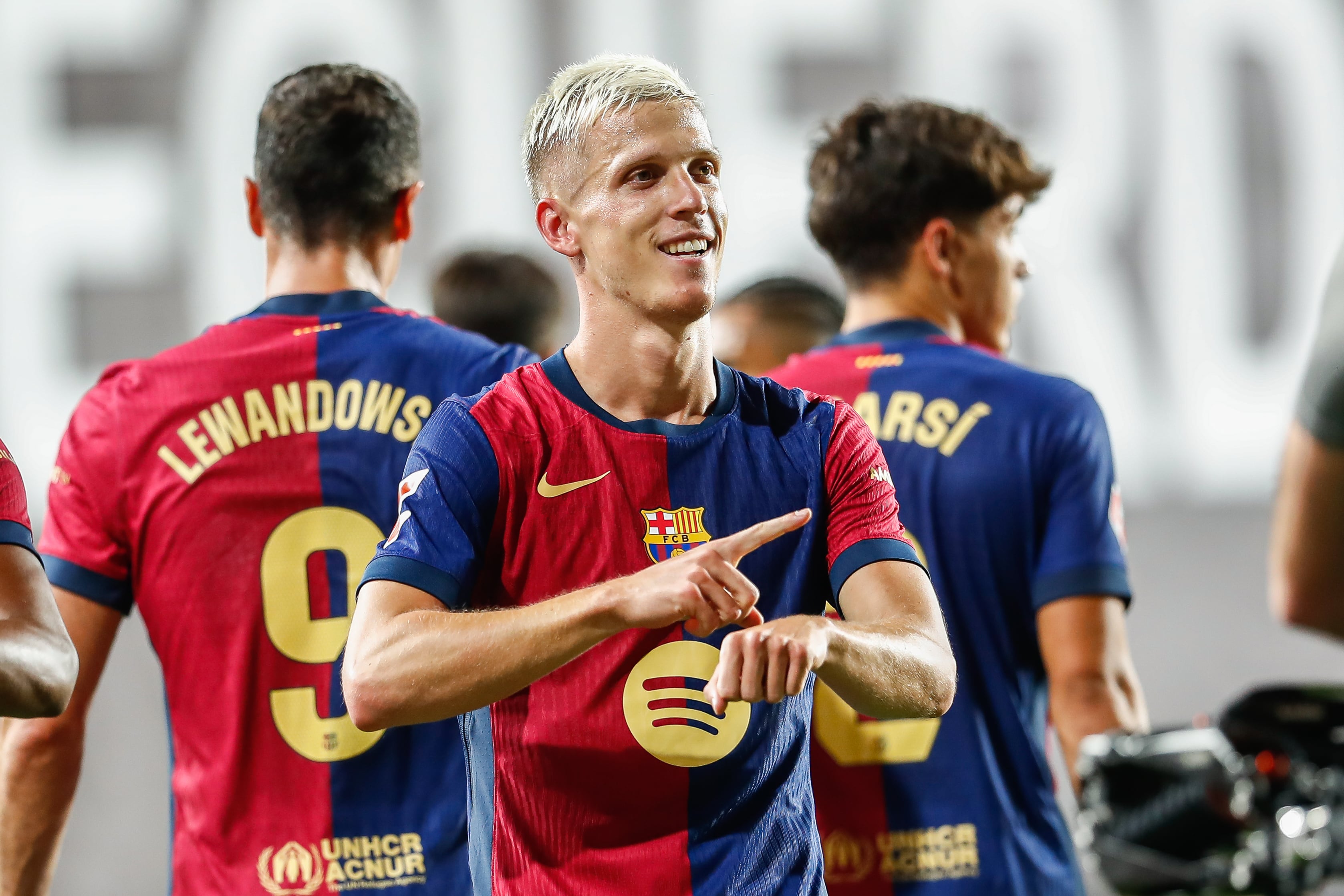 Dani Olmo celebra un gol con el FC Barcelona