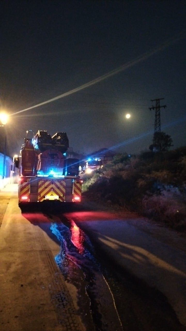 Medios actuando en el incendio de un pabellón agrícola en Ventas de Cervera