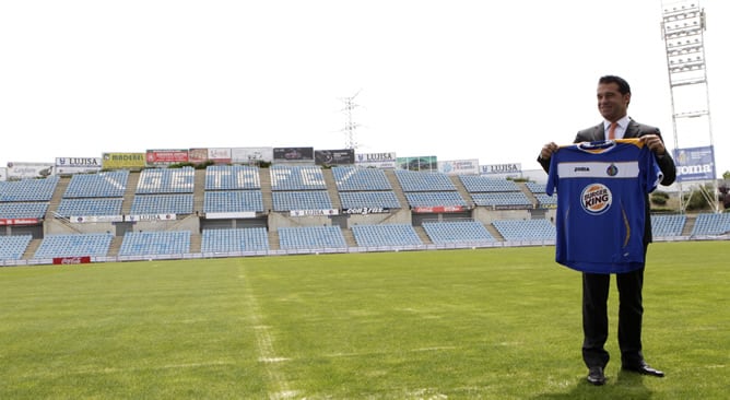 El técnico Luis García posa con una camiseta del Getafe en el Coliseum Alfonso Pérez durante su presentación como nuevo entrenador del equipo del sur de Madrid, tras pagar un millón de euros para rescindir su contrato con el Levante, su anterior club.