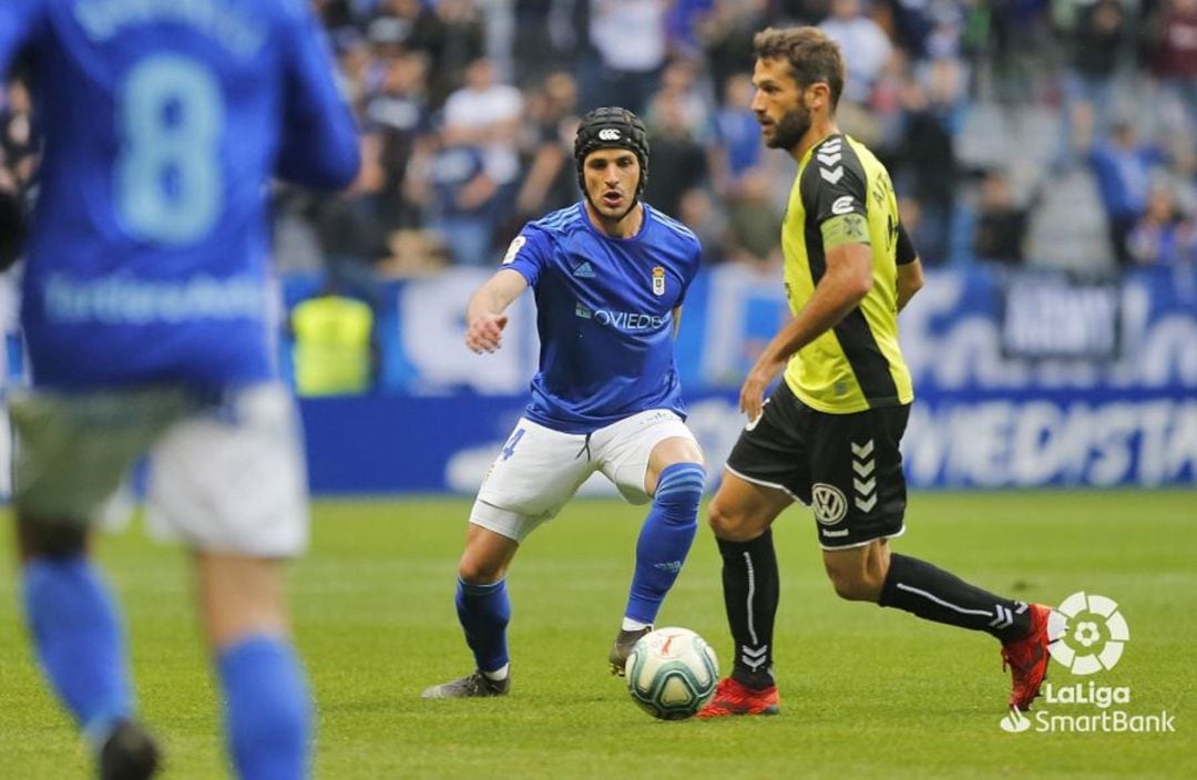 Aitor Sanz controla en presencia de un jugador carballón