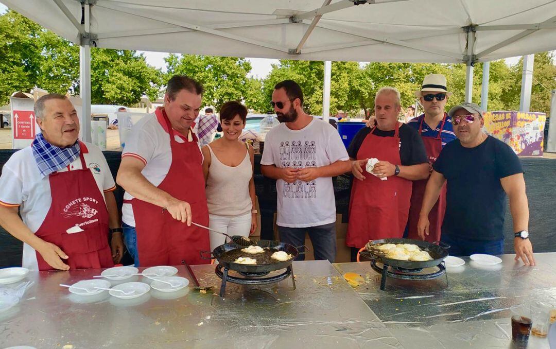 Isabel Rodríguez y Jesús Caballero acompañan a los cocineros de Cohete Sport