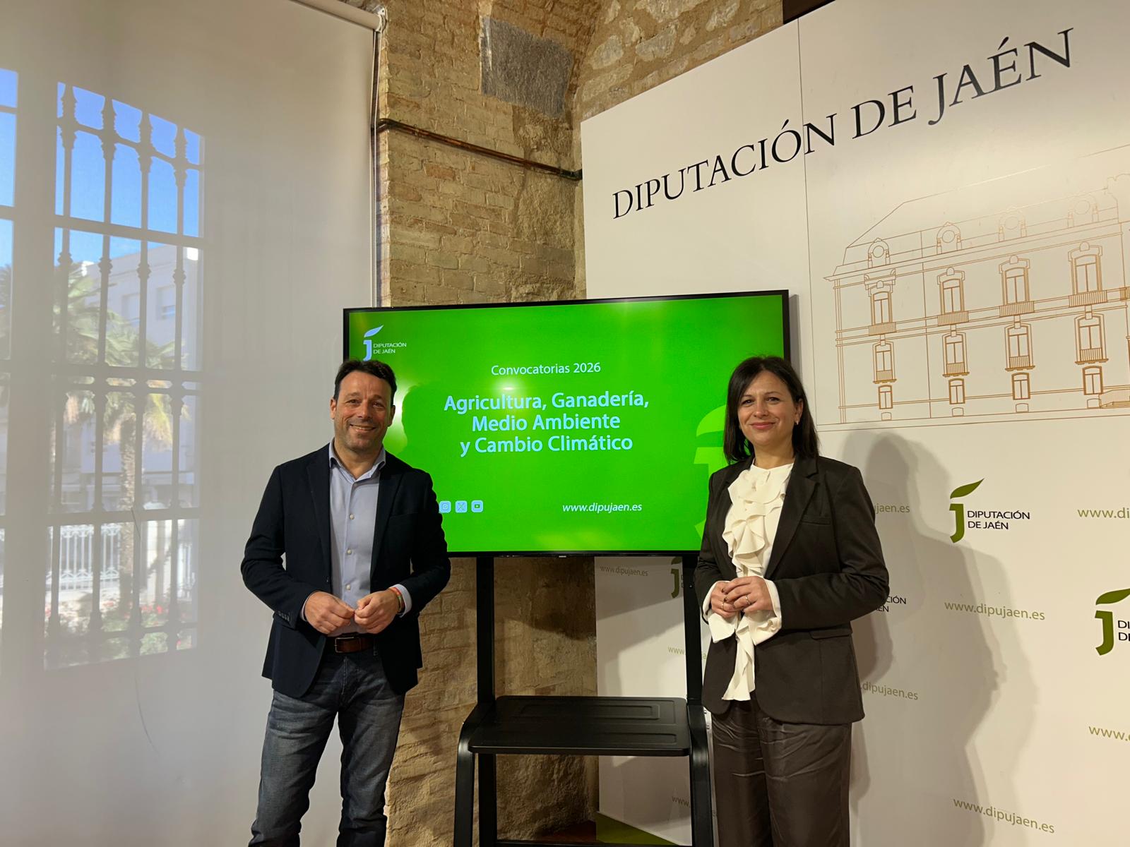 El diputado de Agricultura y Ganadería, Javier Perales, y la diputada de Medio Ambiente y Cambio Climático, Isabel Uceda.