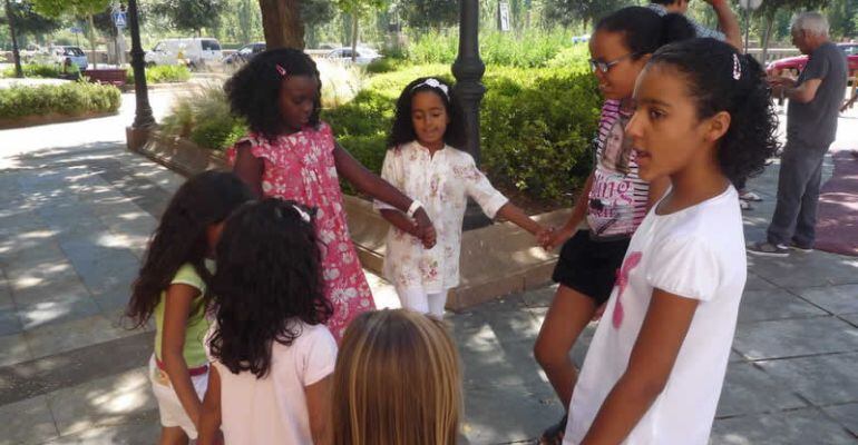 Un grup d’infants sahrauís passant l’estiu a Lleida