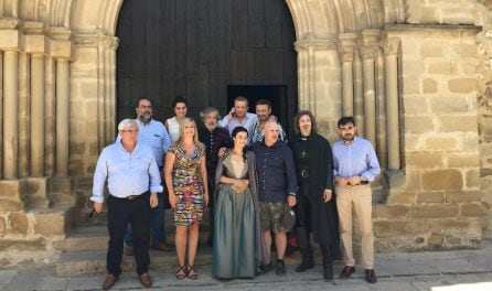 El director y los actores de la cinta posan con las autoridades