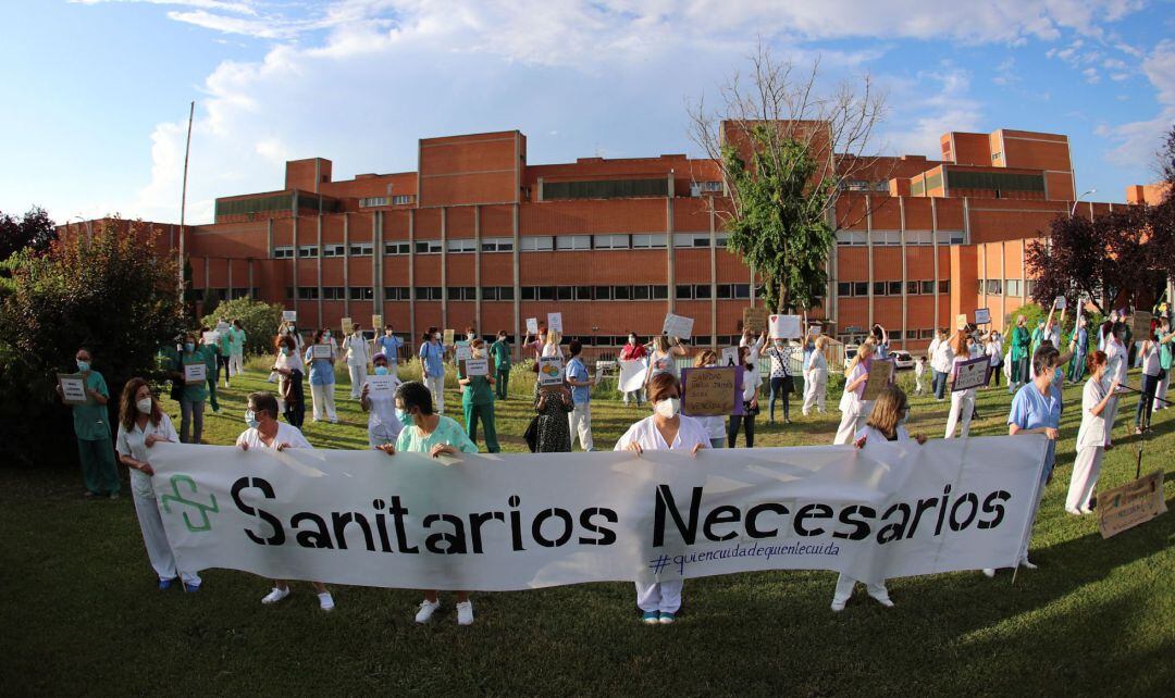 Concentración de sanitarios a las puertas de un hospital en Madrid.