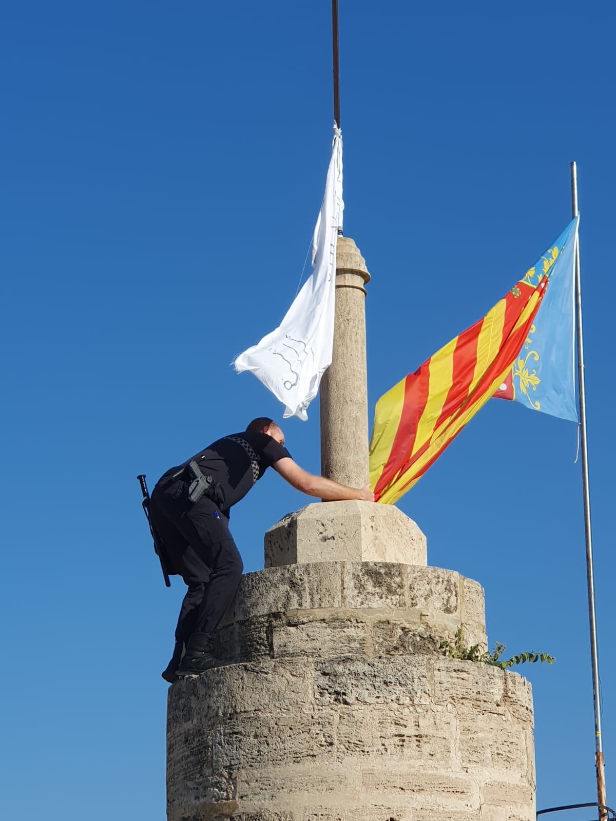 Aparece una bandera con versículos del Corán en lo más alto de las Torres de Serrano. Fuente: Ayuntamiento de València