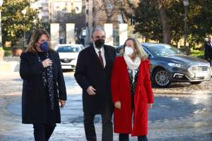 La ministra de Asuntos Económicos, Nadia Calviño, con el presidente de Aragón, Javier Lambán, y la delegada del Gobierno en Aragón, Rosa Serrano.