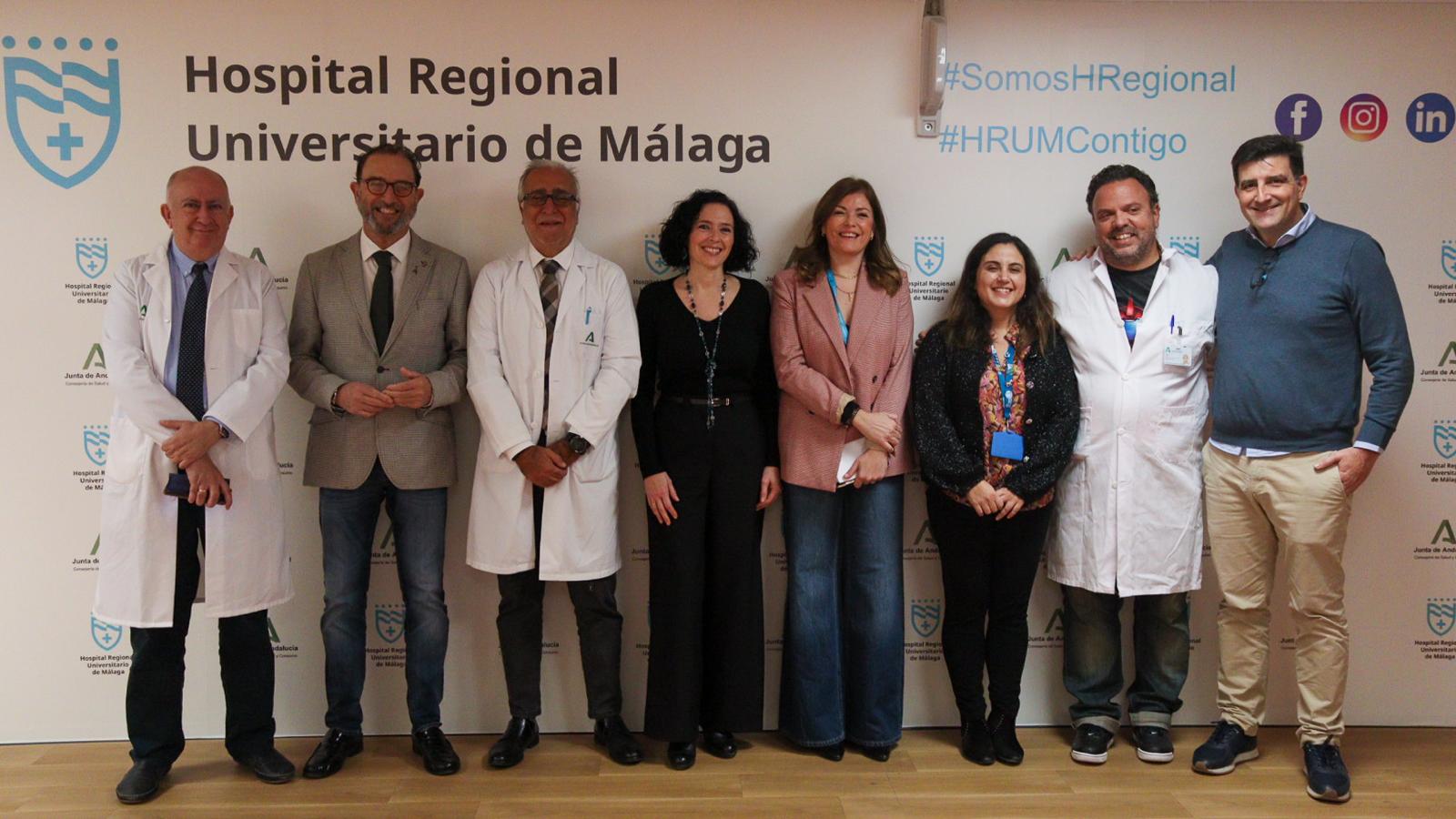 A la proyección han asistido el delegado de Salud y Consumo, Carlos Bautista; el director gerente del Hospital Regional Universitario de Málaga, José Antonio Ortega, acompañado de gran parte del equipo directivo del complejo hospitalario; el presidente de la asociación Más Visibles y productor de la película, Pedro Lendínez Ortega; el director de la película, Pedro Lendínez; la responsable del laboratorio de cribado neonatal de Andalucía Oriental, que a su vez es jefa de servicio del laboratorio del Hospital Regional de Málaga y que ha participado en la grabación de la película, Raquel Yahyaoui; el médico pediatra especializado en enfermedades metabólicas y coordinador del Plan Andaluz de Enfermedades Raras (PAPER), Javier Blasco y la representante de asociaciones de pacientes metabólicos y madre de dos niños con fenilcetonuria detectada por cribado neonatal, Sonia Carrasco