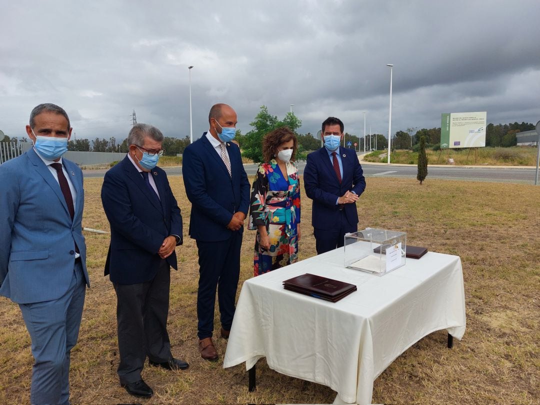 María Jesús Montero junto a otras autoridades, este martes en Los Barrios.