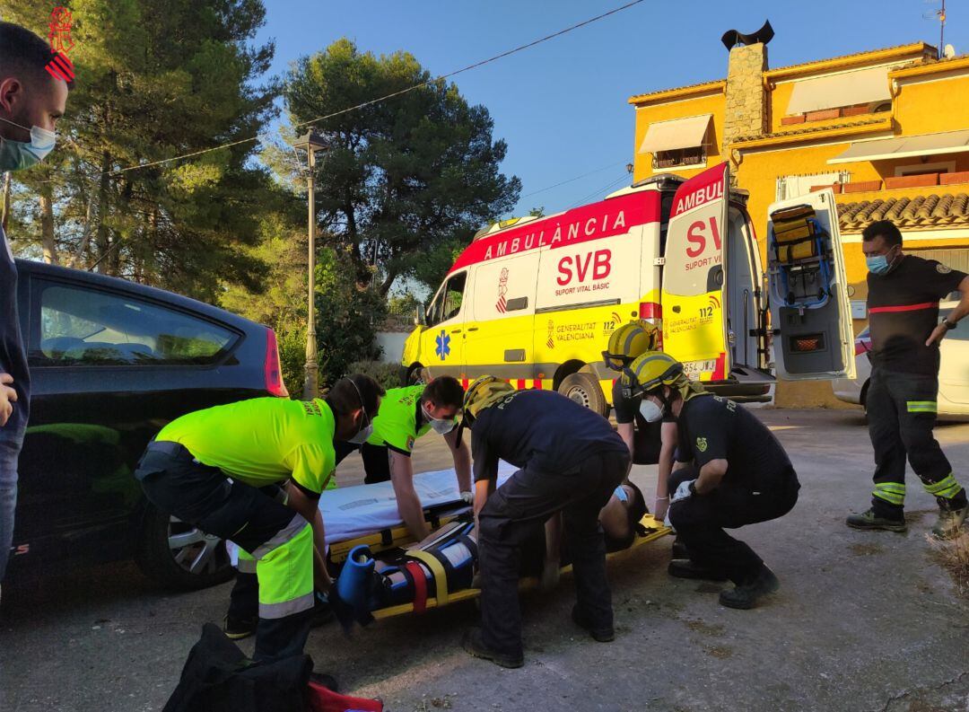 La unidad de Bomberos Forestales rescata a un senderista menor de edad accidentado en el Castillo de Carrícola hace unas semanas. 