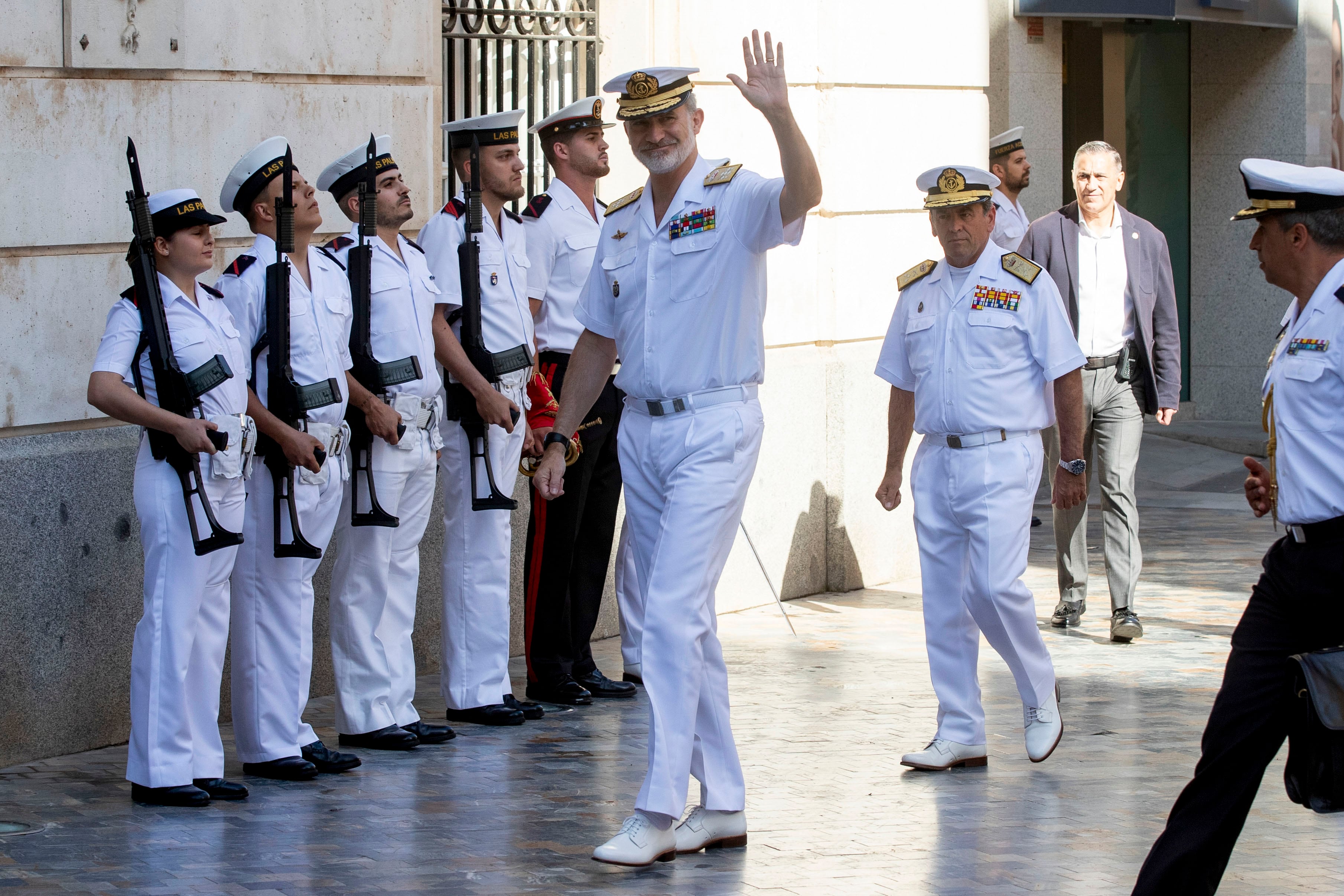 CARTAGENA, 20/05/2024.- El rey Felipe VI a su llegada al Cuartel General de la Fuerza de Acción Marítima (FAM), para posteriormente dirigirse a la Estación Naval de Algameca donde asistirá a una demostración de capacidades y materiales del personal y buques de la Unidad, este lunes en Cartagena. EFE/Marcial Guillén
