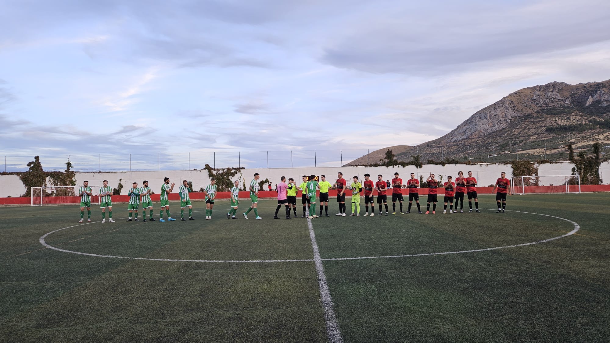 Saludo inicial entre los dos equipos y el trío arbitral