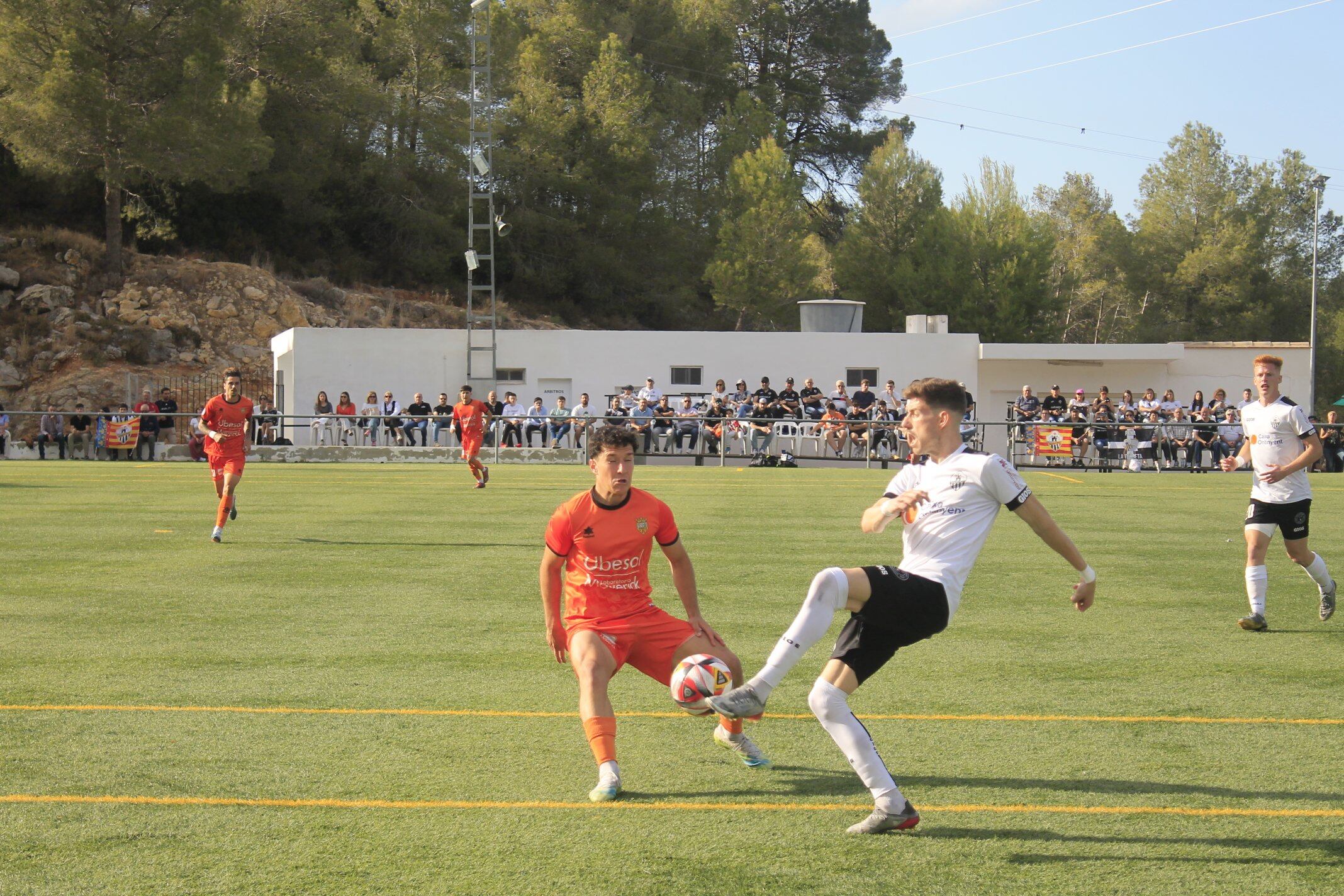Luispa (Atzeneta) defèn a Rafeta (Ontinyent 1931) en una acció del partit d&#039;anada // Foto: Ontinyent 1931