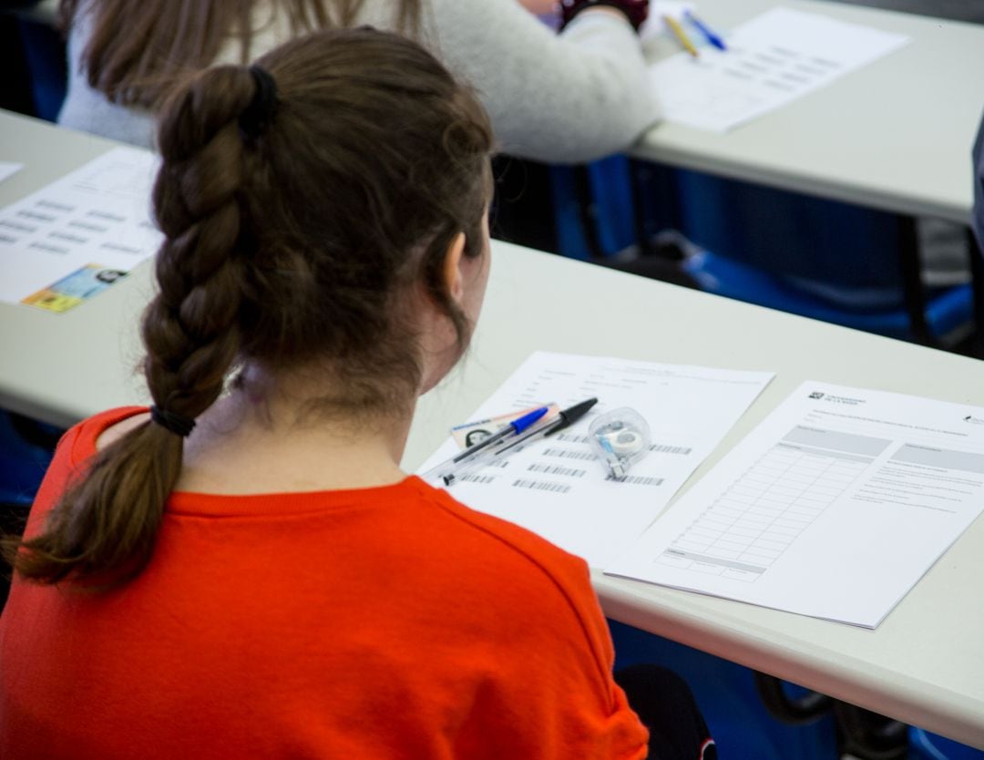 Una alumna realiza un examen.