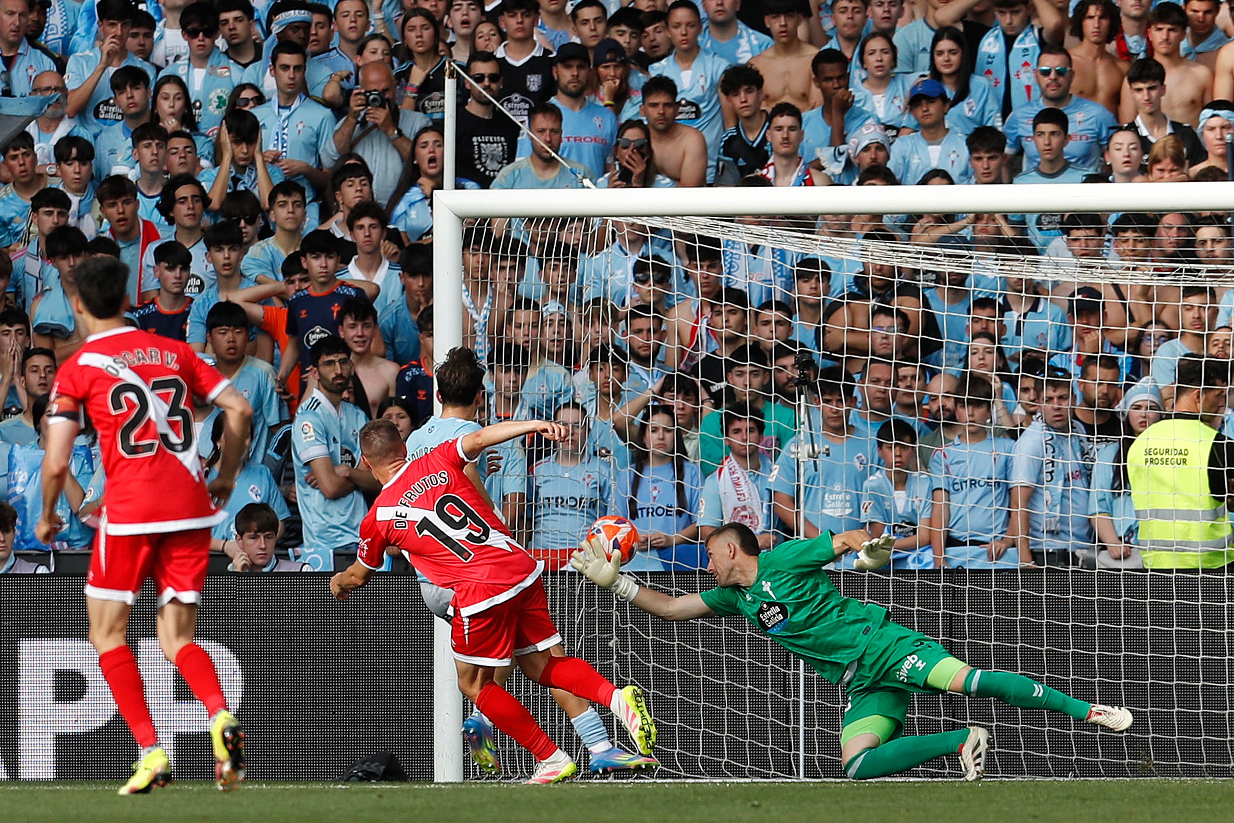VIGO (PONTEVEDRA), 18/05/2025.- El centrocampista del Rayo Jorge de Frutos (2i) consigue el segundo gol de su equipo durante el partido de la jornada 37 de LaLiga entre el Celta de Vigo y el Rayo Vallecano, este domingo en el estadio de Balaídos, en Vigo. EFE / Salvador Sas
