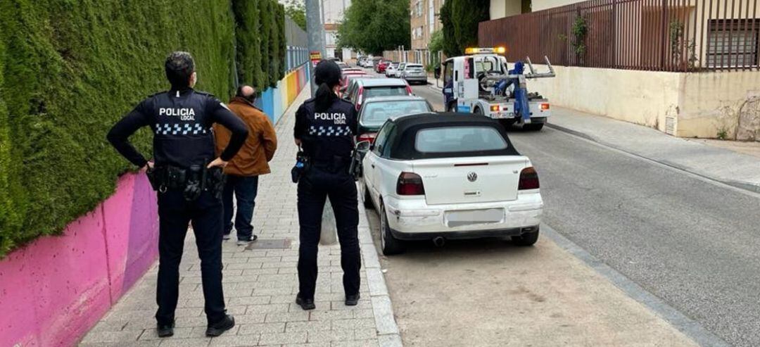 Imagen de los policías con el conductor