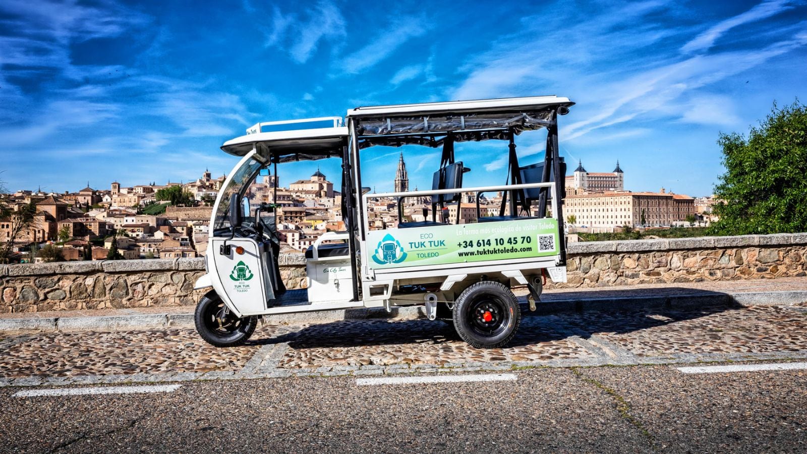 Imagen del &#039;tuk-tuk&#039; que ya circula por las calles de Toledo