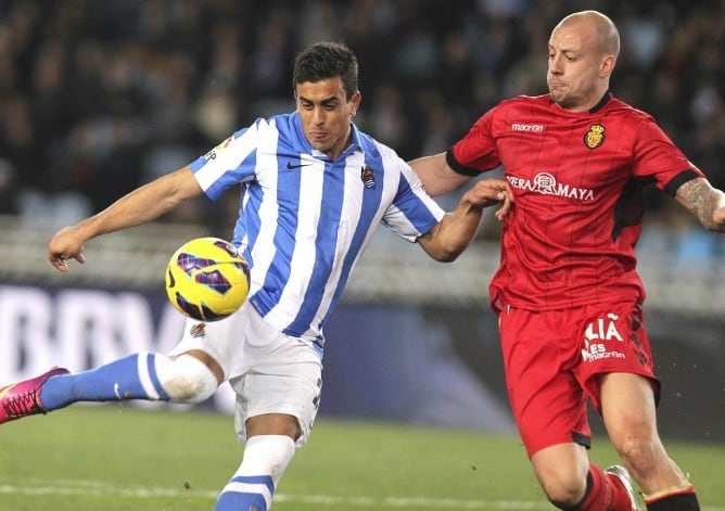 Diego Ifrán disputa un balón con Nunes en un partido de la pasada temporada.