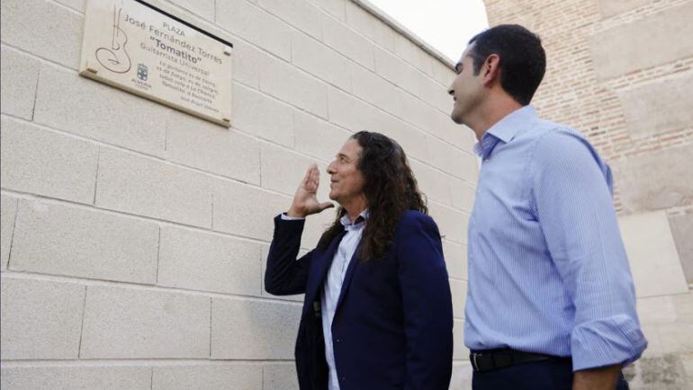 Tomatito junto a Ramón Fernández-Pacheco inaugurando su plaza.