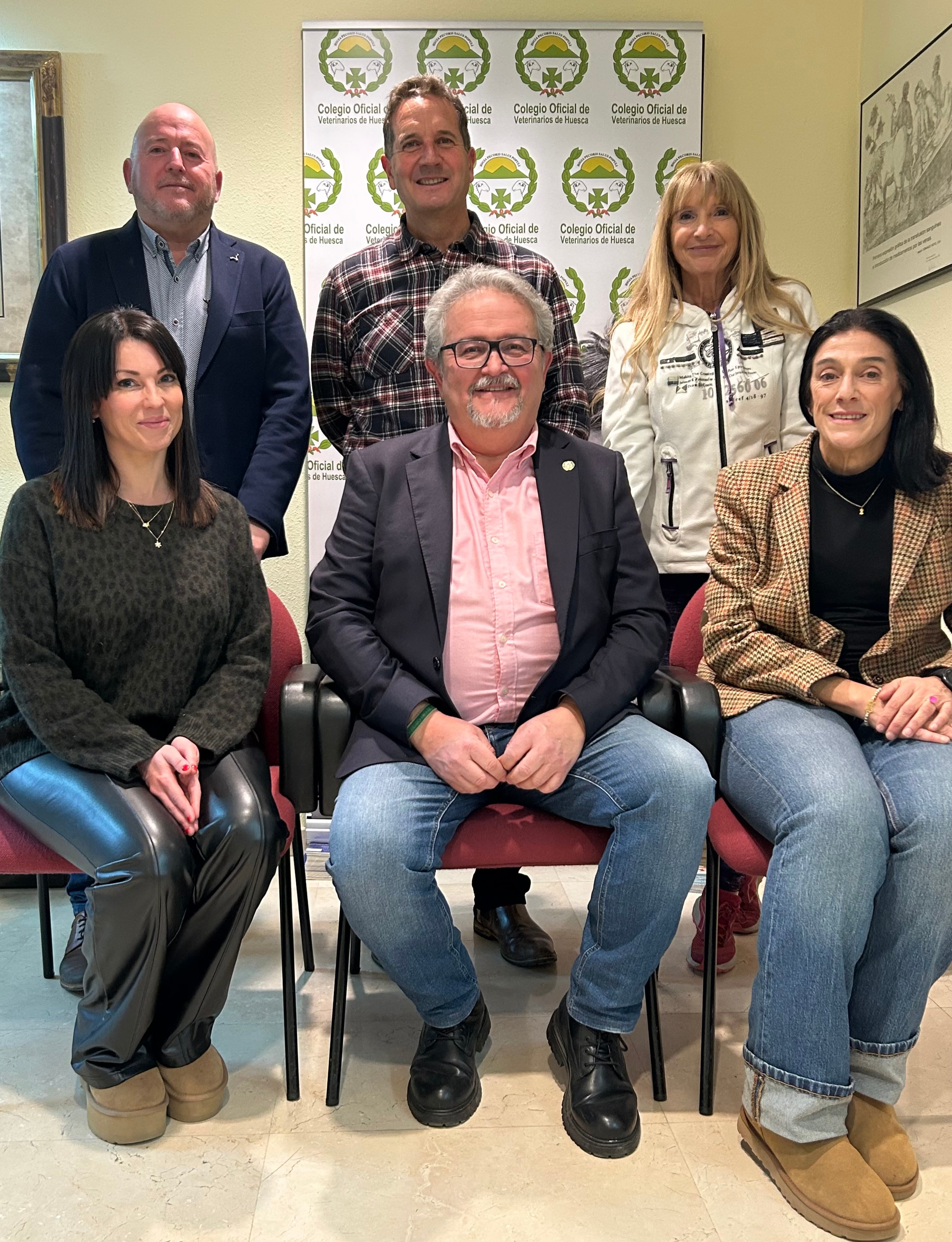 Junta de Gobierno del Colegio oficial de Veterinarios. Arriba y de izquierda a derecha, Ruben Banzo, Rafa Blanc, Beatriz Horno. Sentados: Mª Pilar López, Fernando Carrera y Ana Cristina Pardina