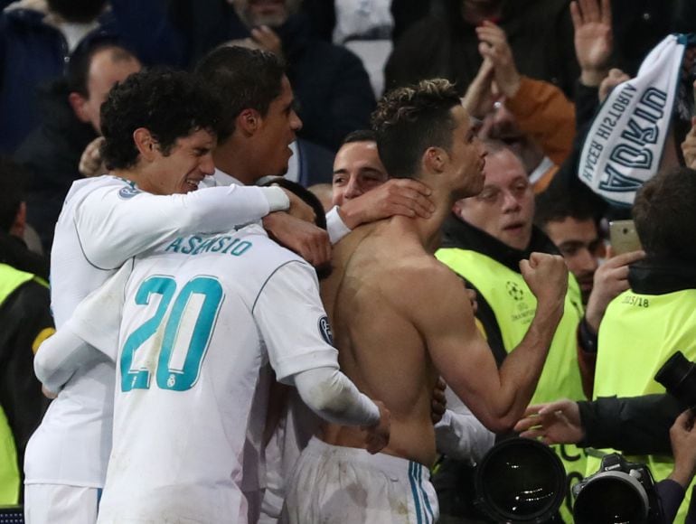 Cristiano y el resto de madridistas celebran el gol del luso de penalti