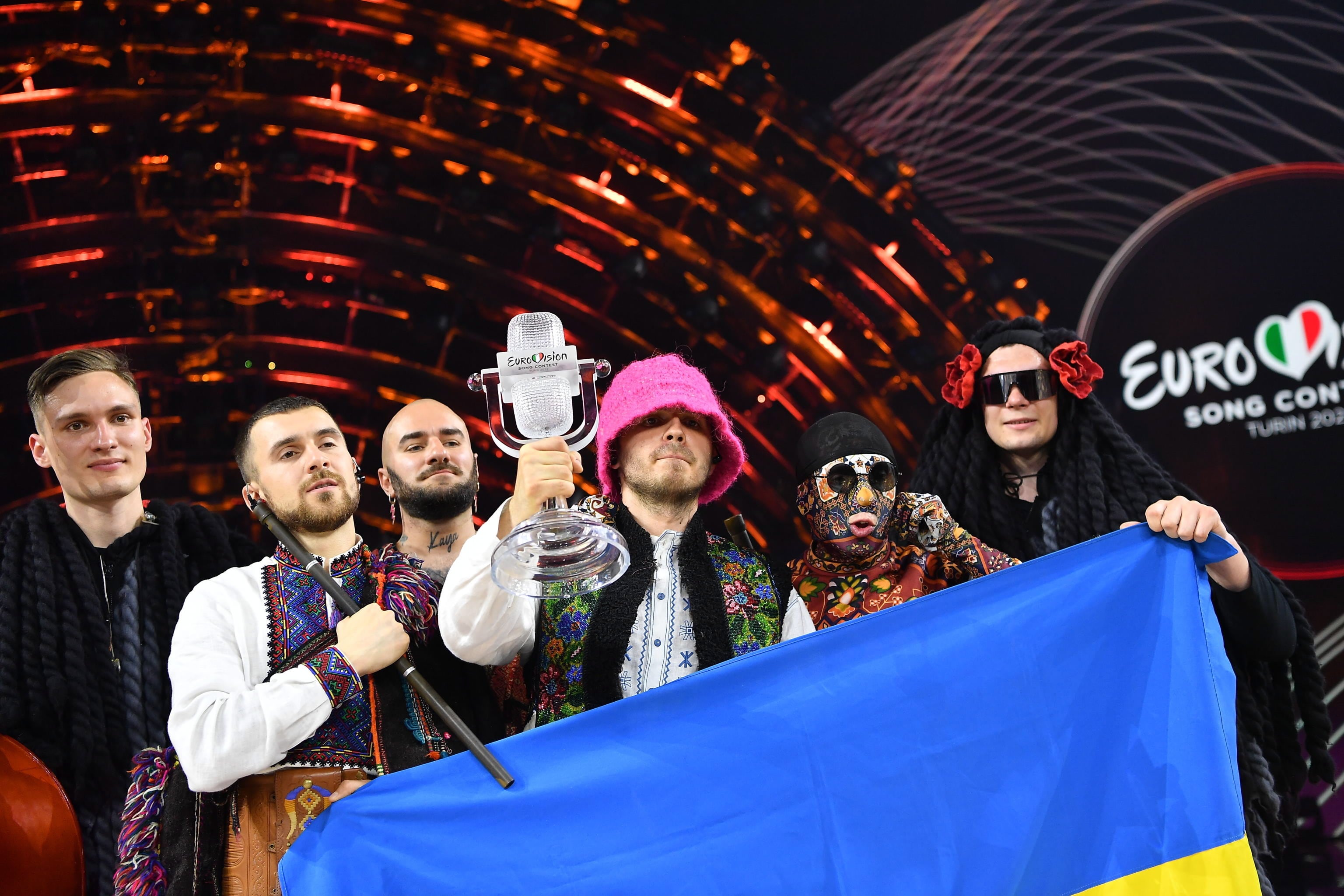 Kalush Orchestra sostiene el micrófono de cristal en la final de Turín del año pasado