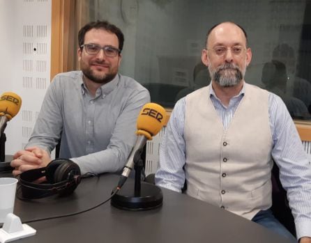 Diego Malón (i), oncólogo, y Juan Antonio Guerra, jefe de Oncología, del Hospital Universitario de Fuenlabrada.