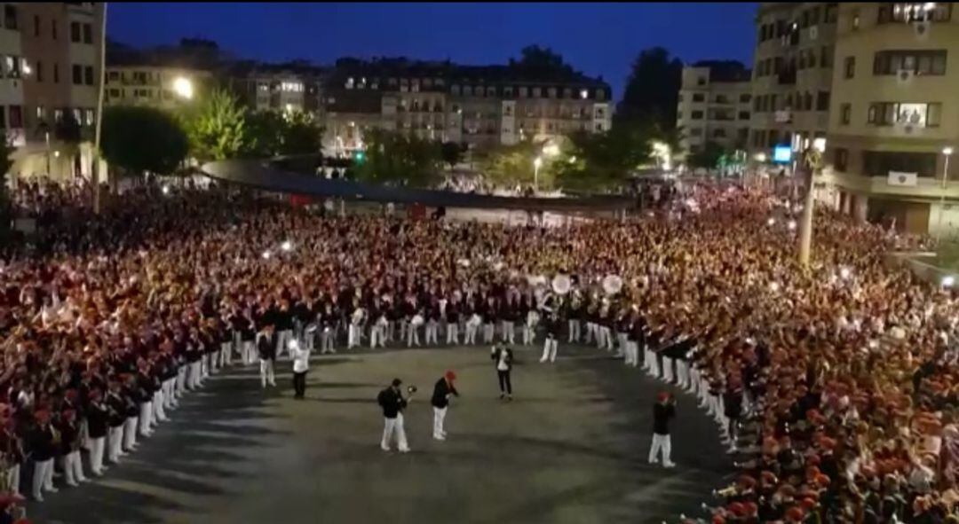 6:00 en punto suena la Diana de Villarrobledo con la Banda del Alarde. 