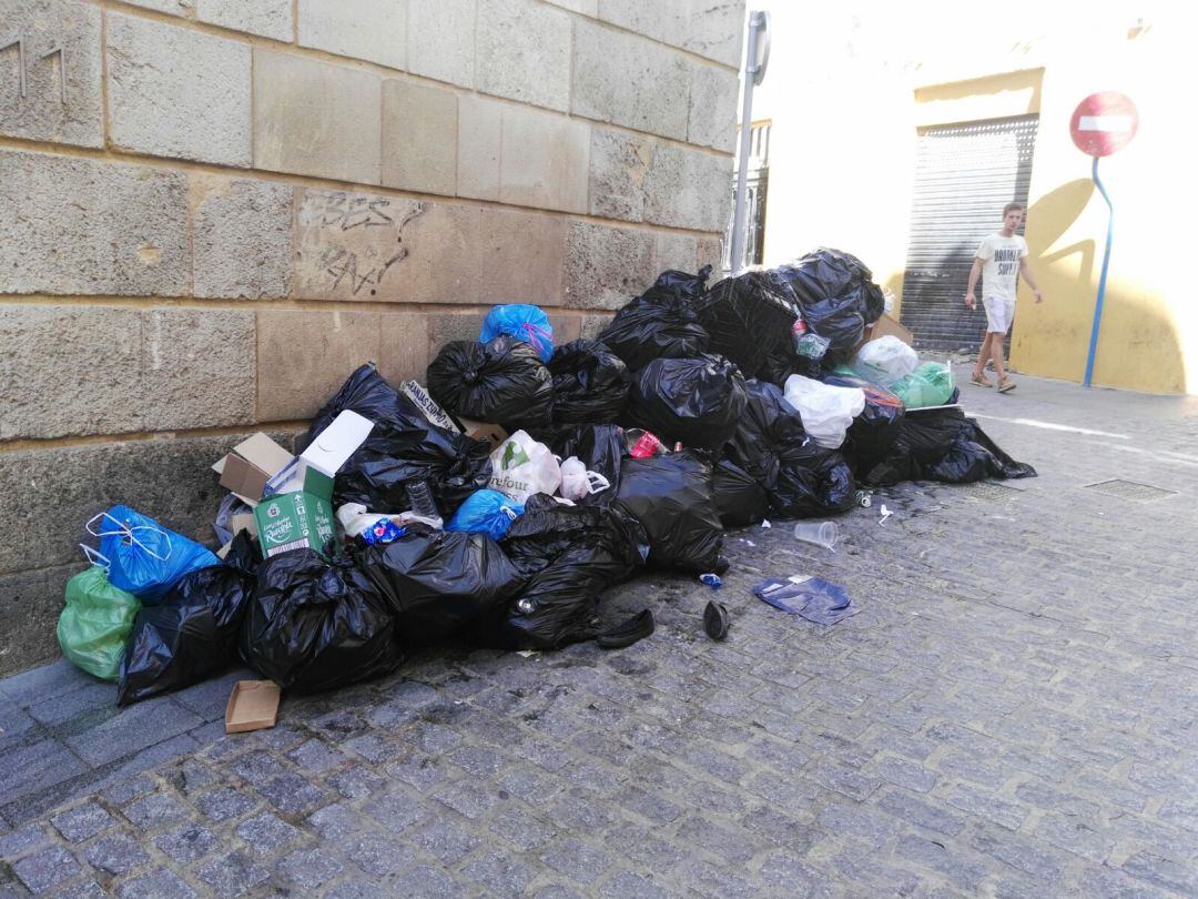 Basura acumulada en el Casco Antiguo