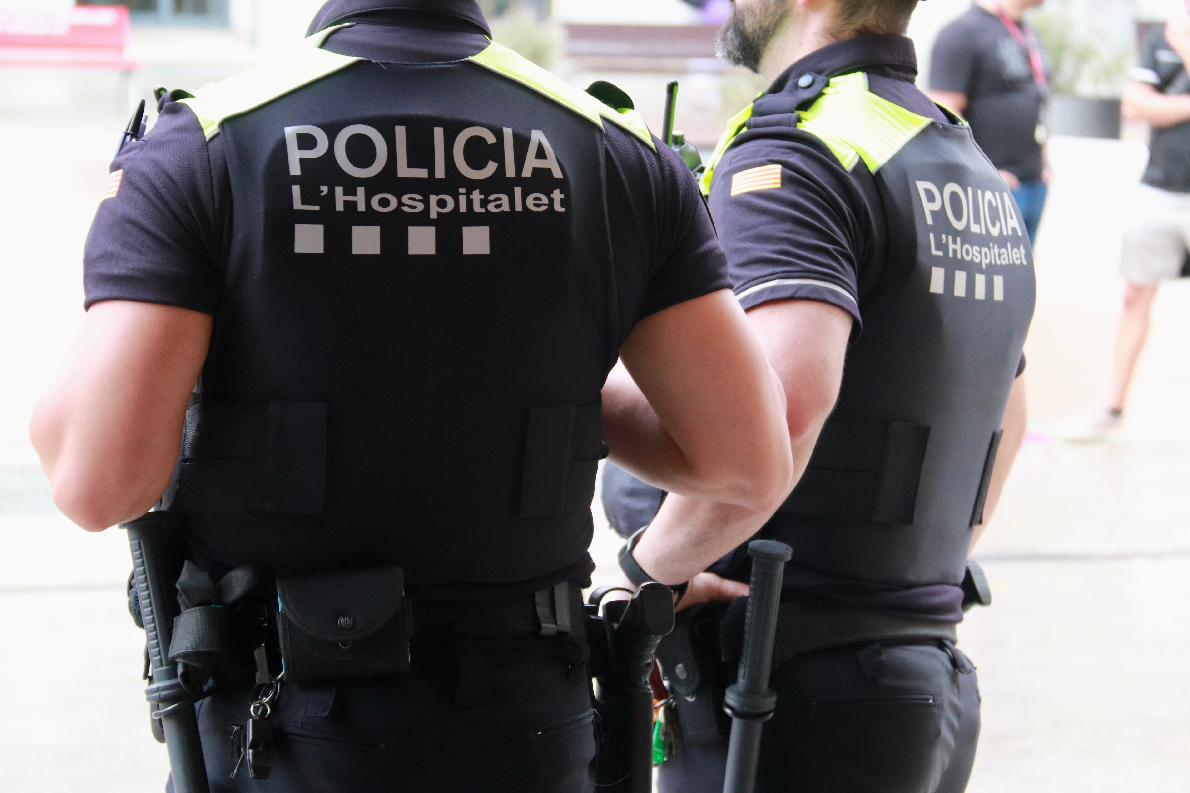 Dos agents de la Guàrdia Urbana de l'Hospitalet de Llobregat. Autor: Gemma Sánchez Bonel