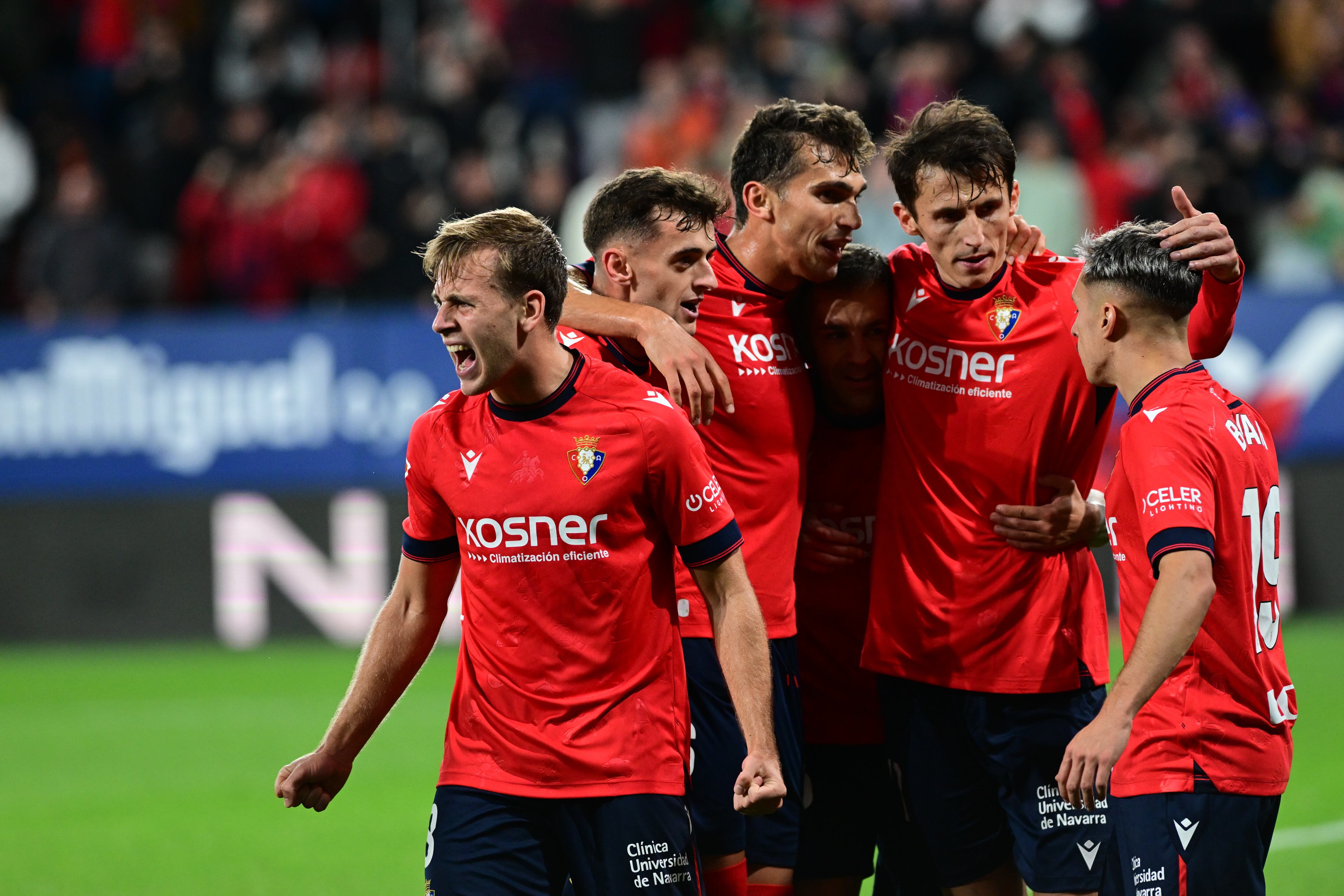 El delantero de Osasuna Ante Budimir celebra con sus compañeros tras marcar el tercer gol ante el Barça en el estadio de El Sadar en Pamplona