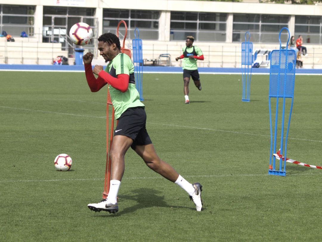 Lucien Owona en el entrenamiento rojiblanco.