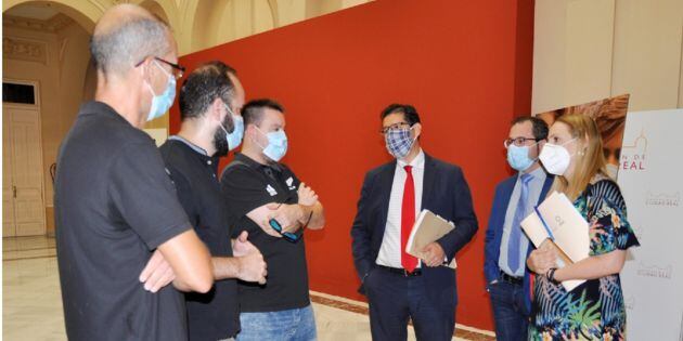 Jose Manuel Caballero junto a algunos de los trabajadores concentrados, en el Palacio Provincial