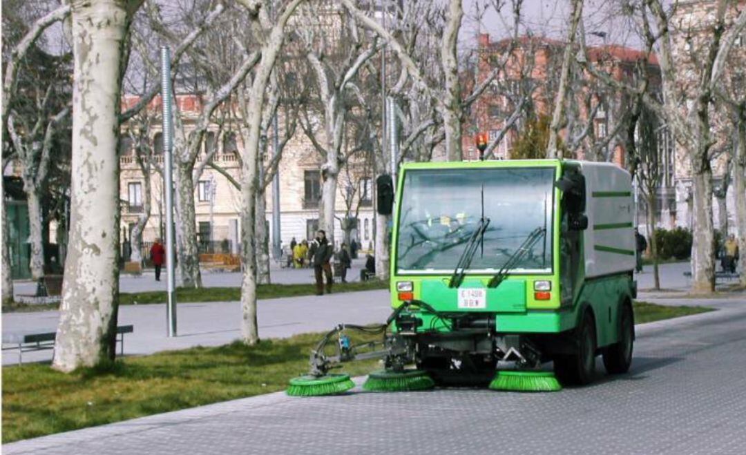 Una de las barredoras del Servicio de Limpieza en la Acera de Recoletos