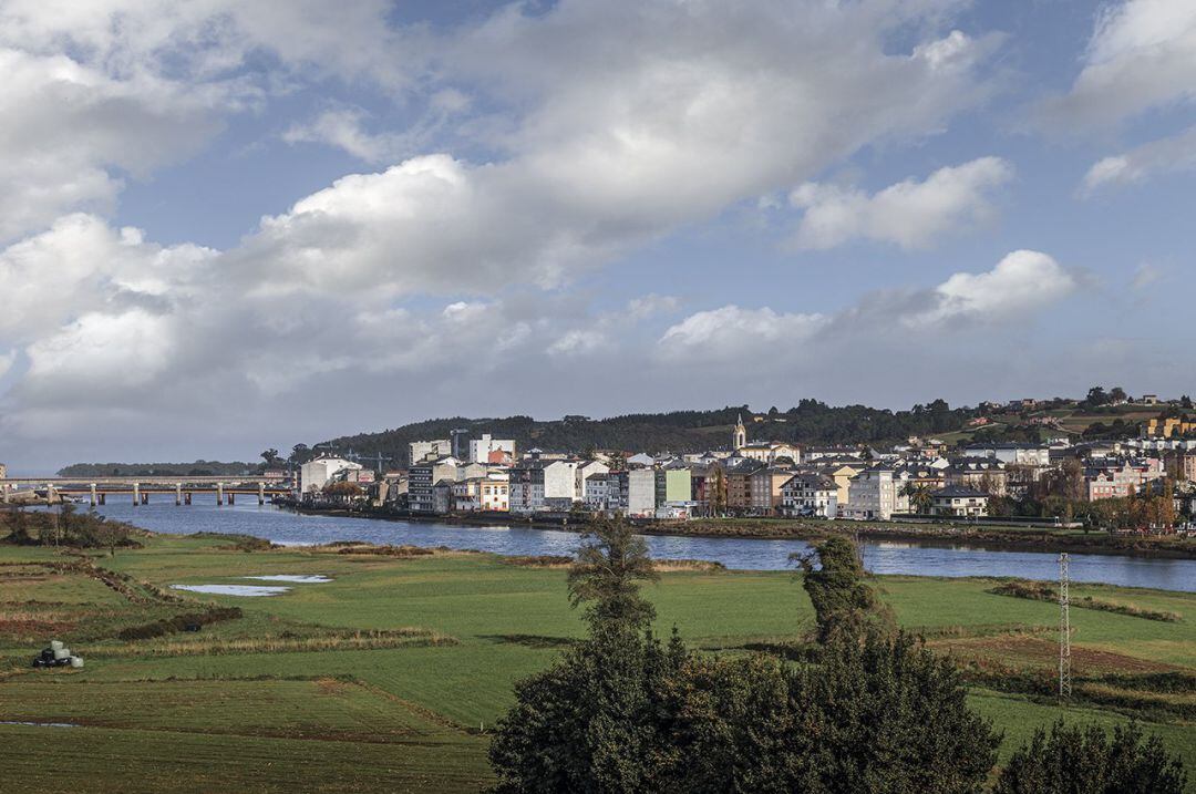 Vista de la localidad de Navia, con la ría en primer término