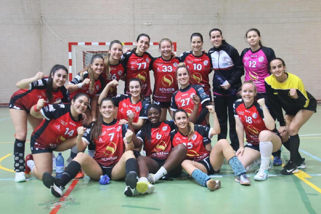 Las jugadoras rojillas celebrando la victoria.