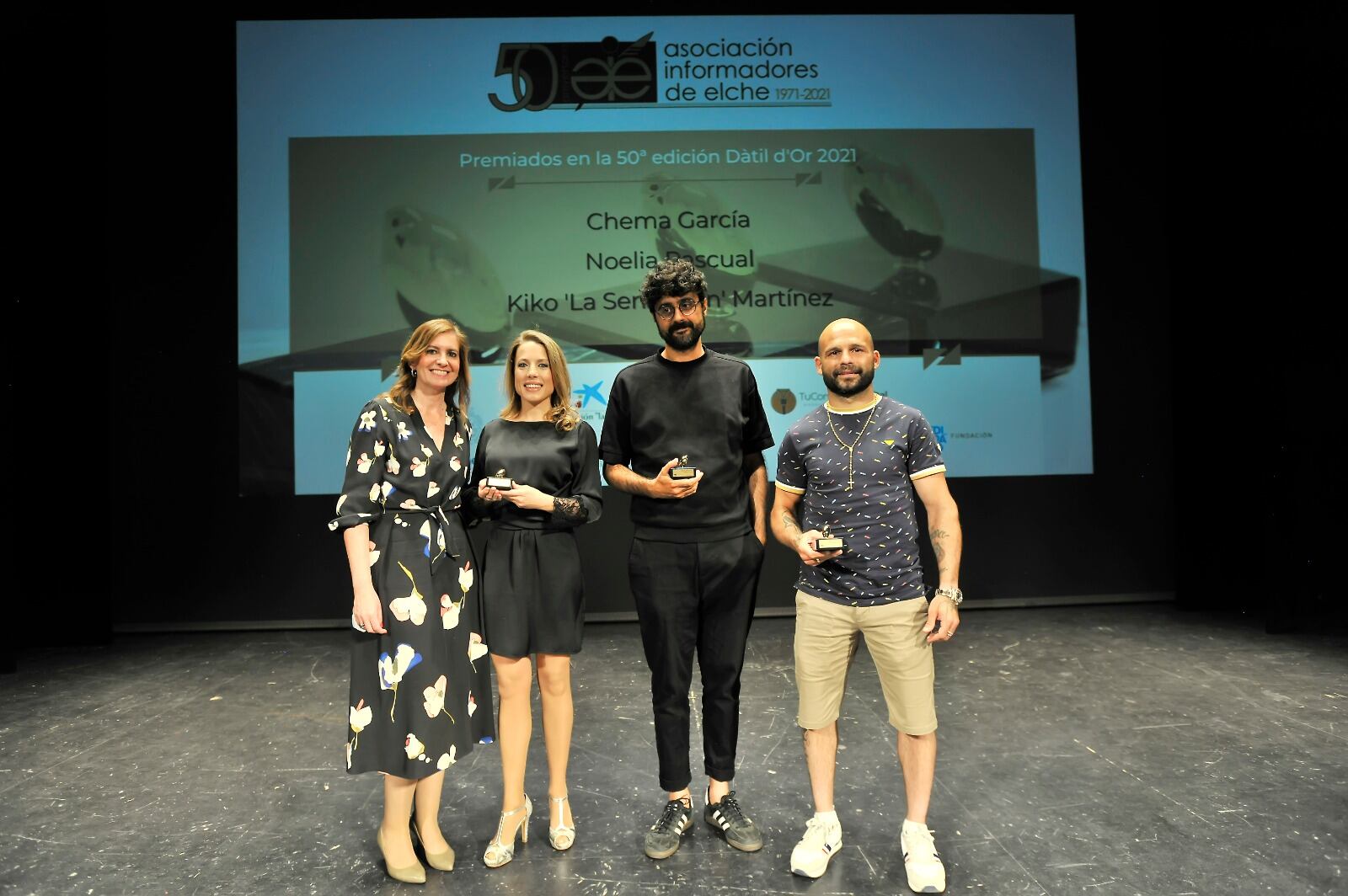 Galardonados en los premiso de 2021 Chema García Ibarra, Kiko Martínez y Noelia Pascual con la presidenta Mariate Bolívar